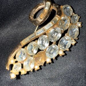 Trifari pat pend Elegant Gold Crystal Brooch Rhinestones vintage